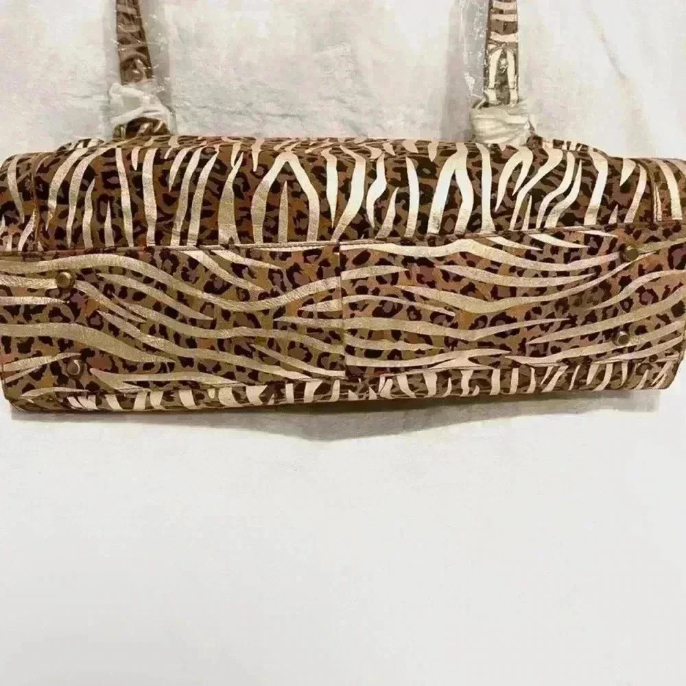 The Find Animal Tote w/Wallet - Picture 10 of 11